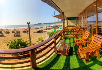 Sea Front Beach Huts has Balcony rooms