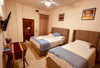 San Pedro Ocean Paradise has rooms with a private hot tub