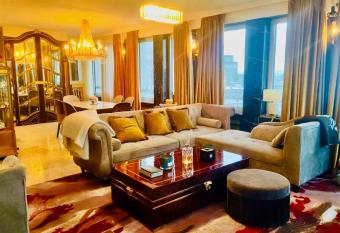 Appartement La Suite Royale Centre Luxembourg has rooms with a private hot tub