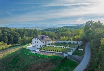 Vila Petnica has rooms with a private hot tub