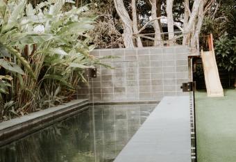 Gorgeous 5 bedroom beach house. Dog/Kid Friendly. has Balcony rooms