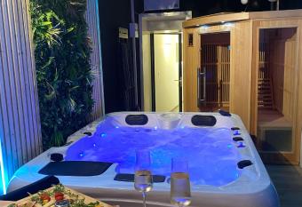 Suite with jacuzzi and sauna has Balcony rooms