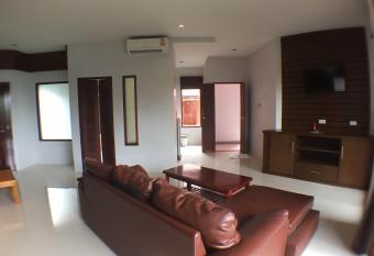 Lanta Intanin Resort - SHA Extra Plus has rooms with a private hot tub