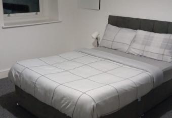 Green Lodge-Room-01 allows 18 year olds to book a room