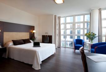 Hotel Madrid Torrejon Plaza has rooms with a private hot tub