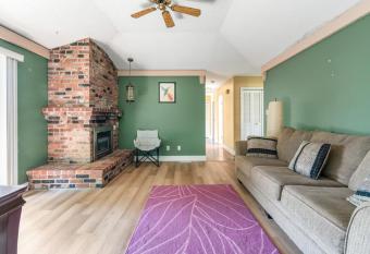 Cozy Retreat on Sandpiper Court - Room A allows 18 year olds to book a room