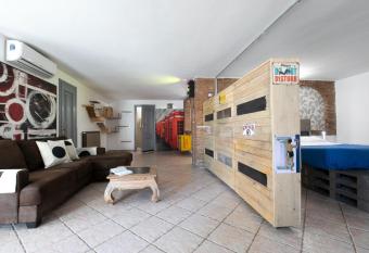 TonyHouse has Balcony rooms