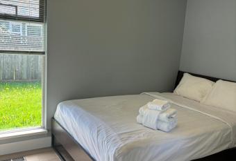 Cozy Retreat on Sandpiper Court - Room H with share bathroom allows 18 year olds to book a room