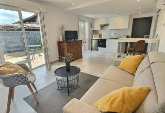 la parenth  se has rooms with a private hot tub