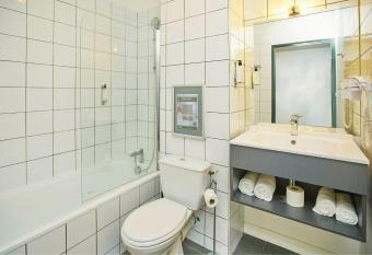 Sporting House H  tel has rooms with a private hot tub