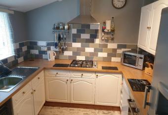 Cosy 3-Bed House in Kidwelly has Balcony rooms