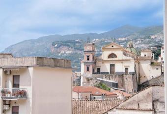 Casa al Centro della Costiera has Balcony rooms