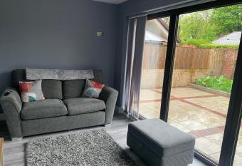 Impeccable 1-Bed House in Aberdare has Balcony rooms
