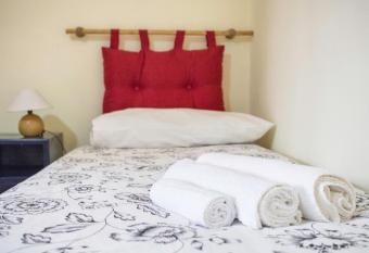 Cifalino - Full Cozy Apartment with Wi-Fi in Catania allows 18 year olds to book a room