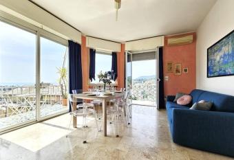 Parking,WiFi, Netflix - Sunny Sea View Haven allows 18 year olds to book a room