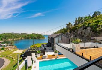 Seaside Oasis Villa allows 18 year olds to book a room