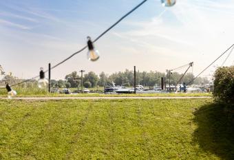 De Sleeuwijkerwaard has Balcony rooms