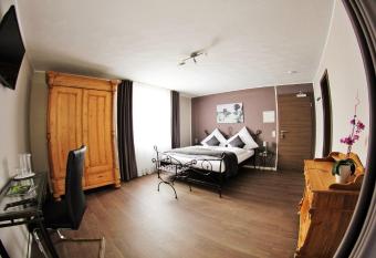 Apado-Hotel garni allows 18 year olds to book a room