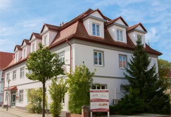 Hotel  allows 18 year olds to book a room