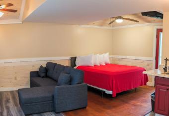 Hinckleys Dreamwood Cottages has Balcony rooms