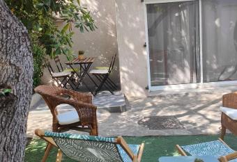 Maison avec mezzaninne 1    4 pers, jardin et PKG s  cure allows 18 year olds to book a room