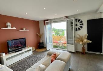   l  gant et chaleureux allows 18 year olds to book a room