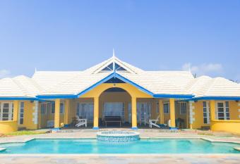 Pleasant Cove has rooms with a private hot tub