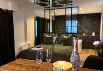 The Moon Chambre romantique proche de Nancy has rooms with a private hot tub