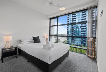 2BR 2BA Stunning 11th Floor Apt w Pool and Gym has rooms with a private hot tub