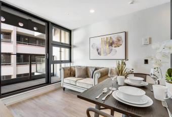 Modern One Bedroom Studio With Free Parking has Balcony rooms