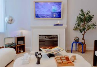 flux*     stylish cozy apartment in downtown dubai has rooms with a private hot tub