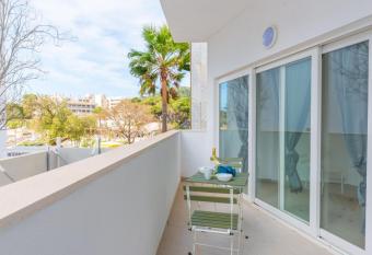 Hugo 1 has Balcony rooms