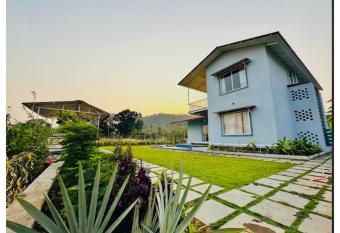 The Crystal Chalet has Balcony rooms