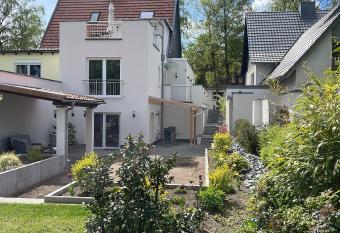 City Wohnung mit Gartenblick und Dachterrasse allows 18 year olds to book a room