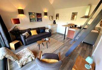 (null) has Balcony rooms