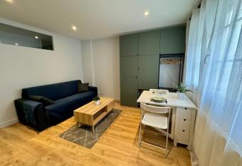 Studio refait    neuf aux portes de Paris 12e ! allows 18 year olds to book a room