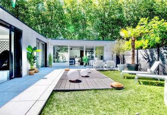 Discreet & Luxurious VILLA - Lille has Balcony rooms