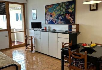 Paul Apartment- 450m dal MARE VIAREGGIO has Balcony rooms