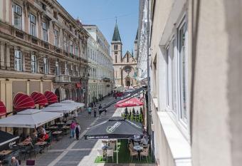 Cute and Cozy Studio - Excellent Location has Balcony rooms