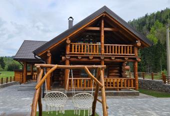 (null) has rooms with a private hot tub