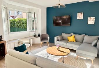 Charming House 15 minutes from Paris has Balcony rooms