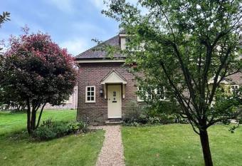 Rare & exclusive country cottage has Balcony rooms