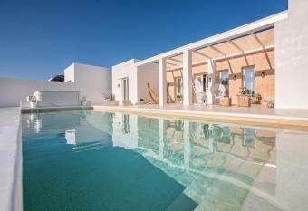 The Cycladic Pavilion Naxos has rooms with a private hot tub