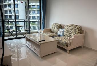 Cozy 2B1R condo forest city has Balcony rooms