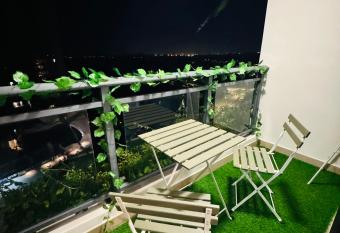 Cozy 2B1R condo forest city has Balcony rooms