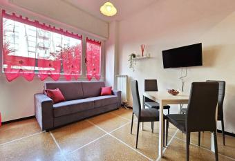 Cozy Home with Free Parking and Garden Space allows 18 year olds to book a room