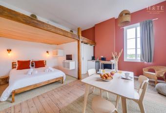 Appartement r  nov  , situation id  ale    Libourne has Balcony rooms