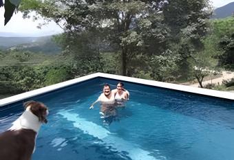 CASA CON PISCINA RODEADA DE VERDE EN ANAPOIMA allows 18 year olds to book a room