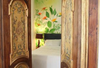 Jungle Apartment has rooms with a private hot tub