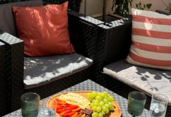 2P secret garden &jacuzzi- Center town - Cannes has rooms with a private hot tub